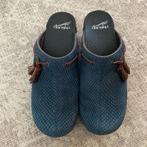 Dansko Shannon Blue Suede Reptile Embossed Print Clogs Mules Womens Sz 38 Tassel